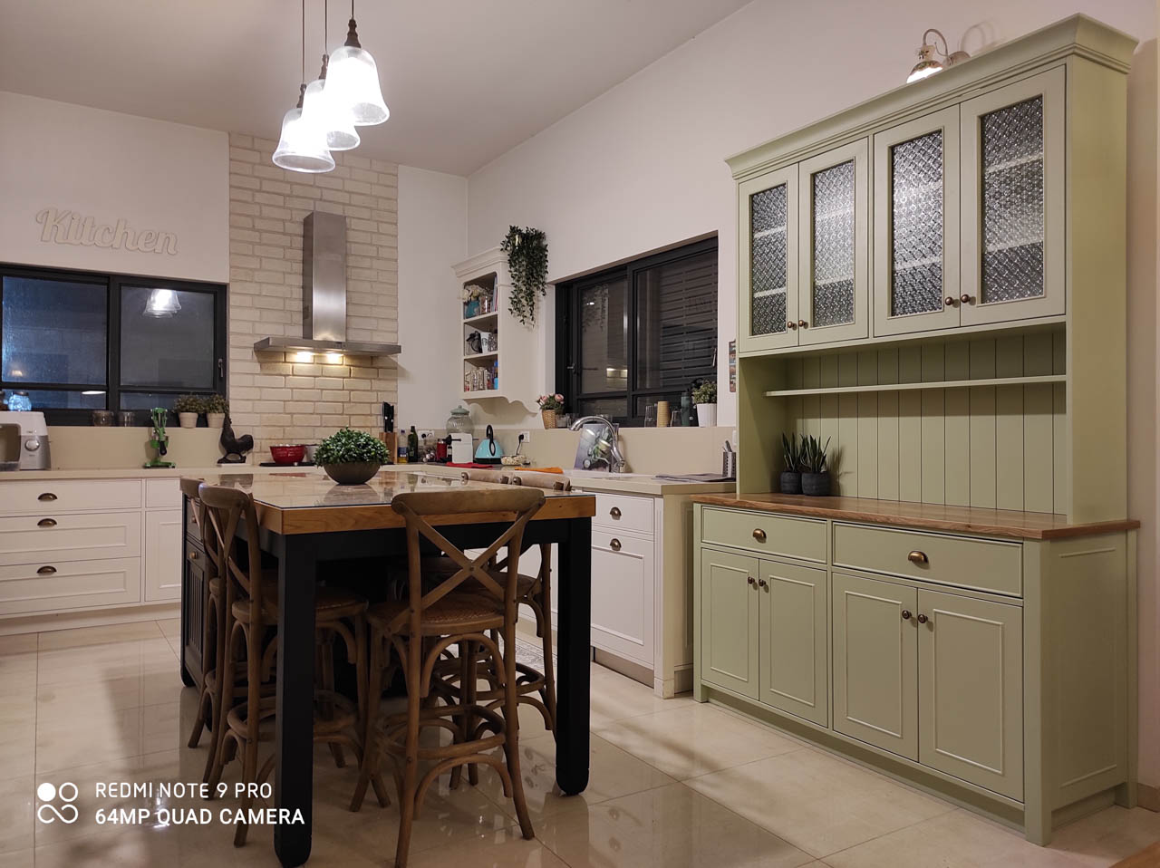 מטבח בשילוב עץ אלון + אי שחור מגורען